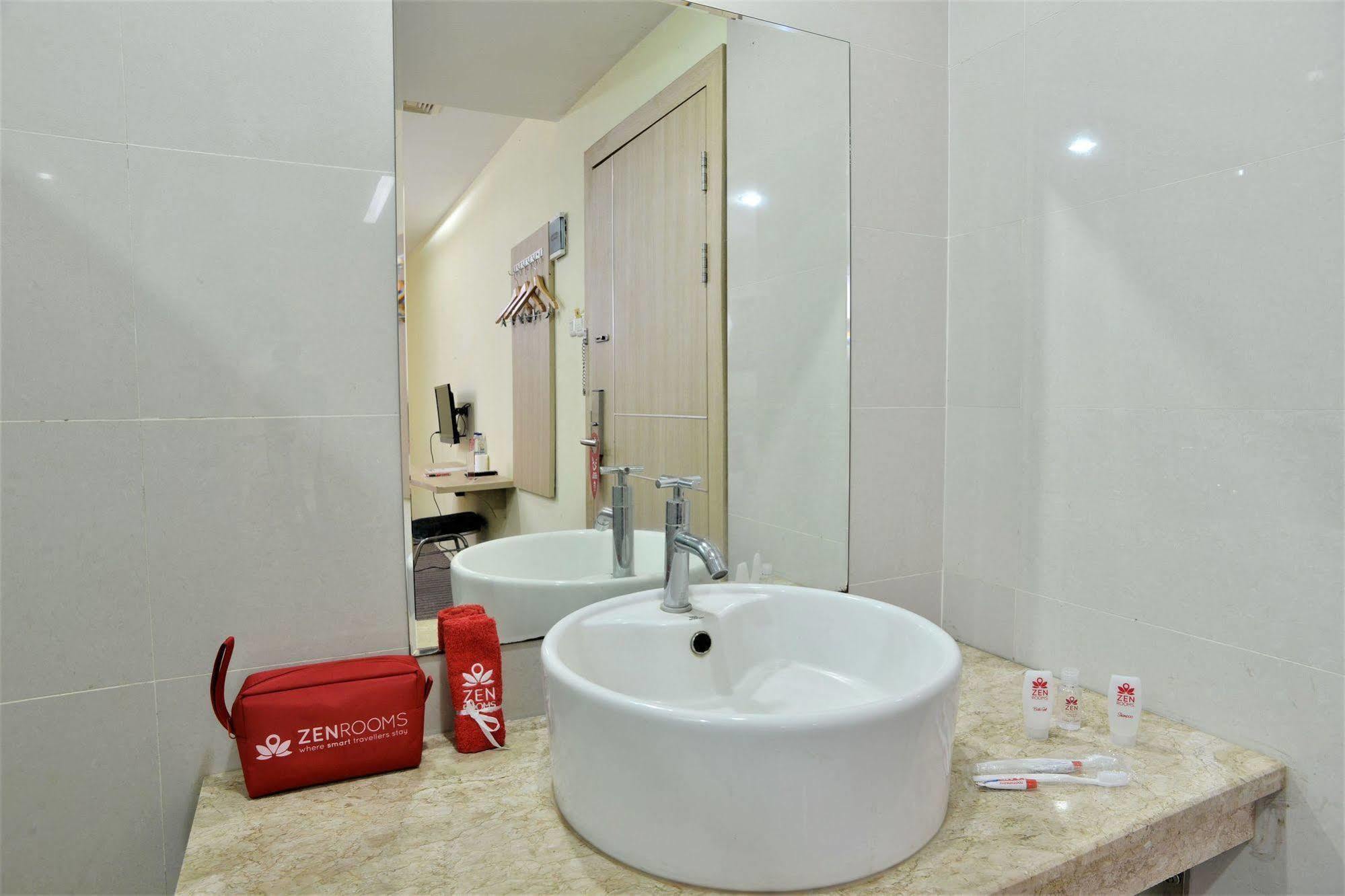 Zen Rooms Rujia Pecenongan Jakarta Buitenkant foto
