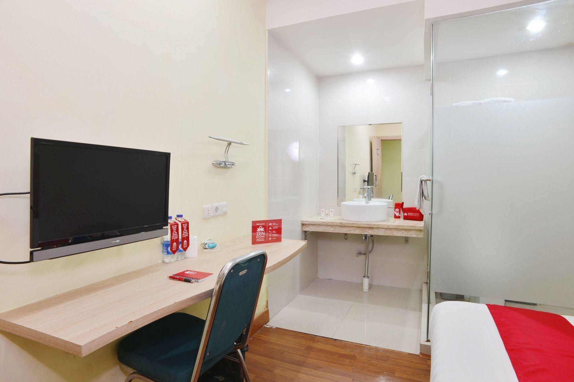 Zen Rooms Rujia Pecenongan Jakarta Buitenkant foto